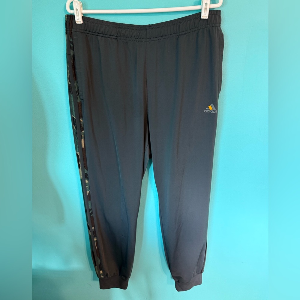 EUC Men’s Adidas Track Pants with Camouflaged Stripes Down Sides Size XL